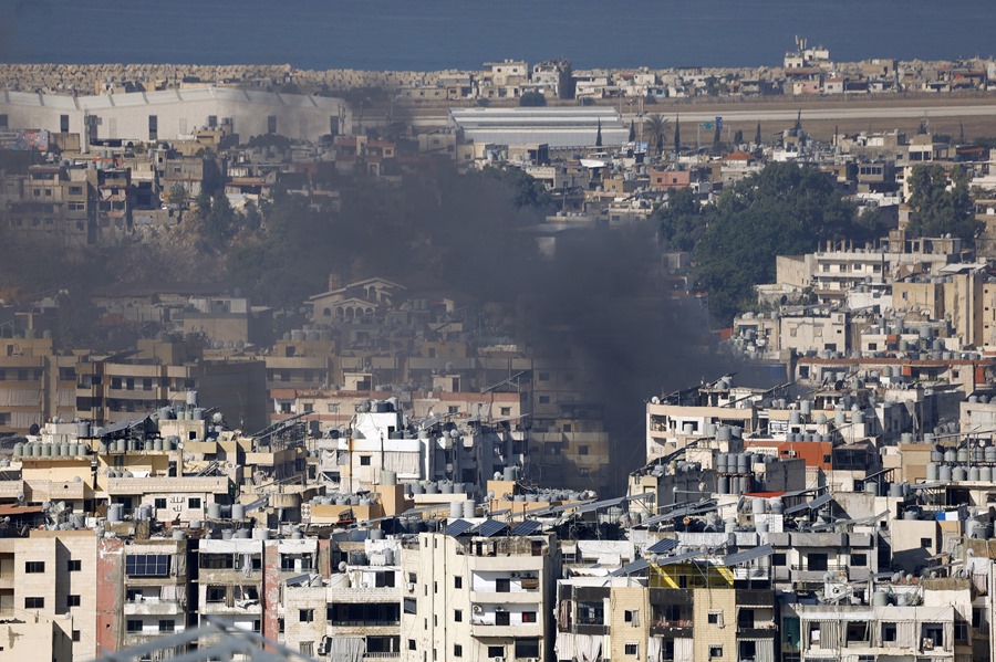 El humo se eleva como resultado de un ataque aéreo israelí en el suburbio sur de Beirut