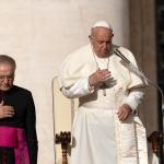 Papa Francisco pide rezar durante octubre “contra la locura de la guerra”