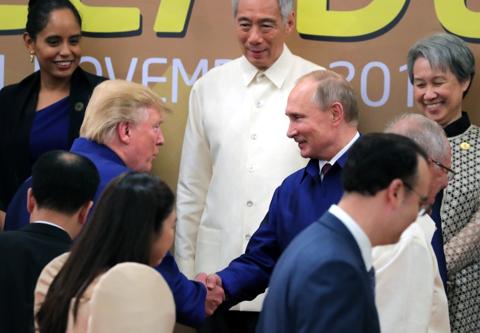 El expresidente de EE.UU. Donald Trump (i), junto al presidente de Rusia, Vladímir Putin (d), en una fotografía de archivo. EFE/Michael Klimentyev/Kremlin