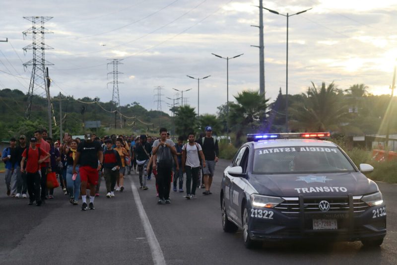 Nueva caravana migrante parte desde Chiapas con la meta de llegar a EE.UU. antes que Trump - autoridades-dan-acompanamiento-vial-a-caravana-que-partio-de-chiapas-a-eeuu-1024x683