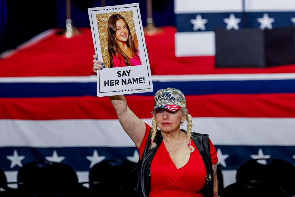 Vista de un cartel, en un acto de campaña de Donald Trump, con la imagen de la joven Laken Riley, asesinada por un inmigrante en EE.UU. EFE/Erik S. Lesser