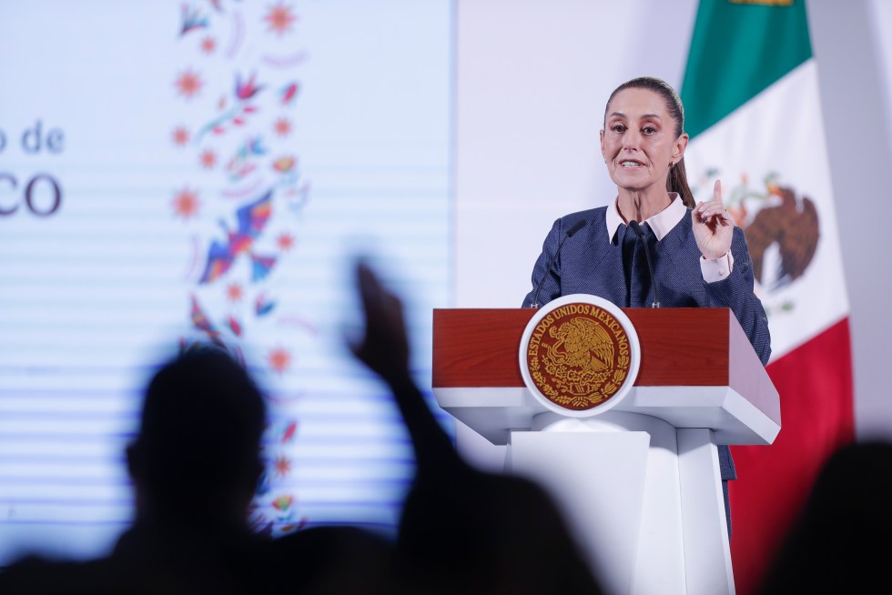 La presidenta de México, Claudia Sheinbaum, participa este martes durante una conferencia de prensa en Palacio Nacional, de la Ciudad de México (México). EFE/ Isaac Esquivel