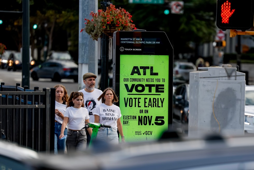 Vista de un aviso que invita a votar en las elecciones a la Presidencia de EE.UU., el 2 de noviembre de 2024, en Atlanta, Georgia. EFE/Erik S. Lesser