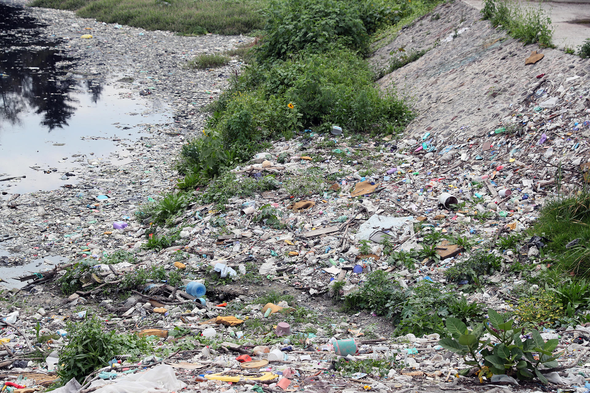 Lluvias extremas y exceso de basura desbordan el drenaje de Ciudad de México
