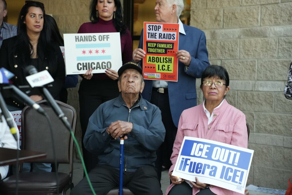 2cd3126a0d4d0b183d1c6693c4fd0f5ddec471a0w-1024x683-1 Las tácticas de ICE que atemorizan los suburbios de Chicago: helicópteros y botes de humo - 2cd3126a0d4d0b183d1c6693c4fd0f5ddec471a0w-1024x683