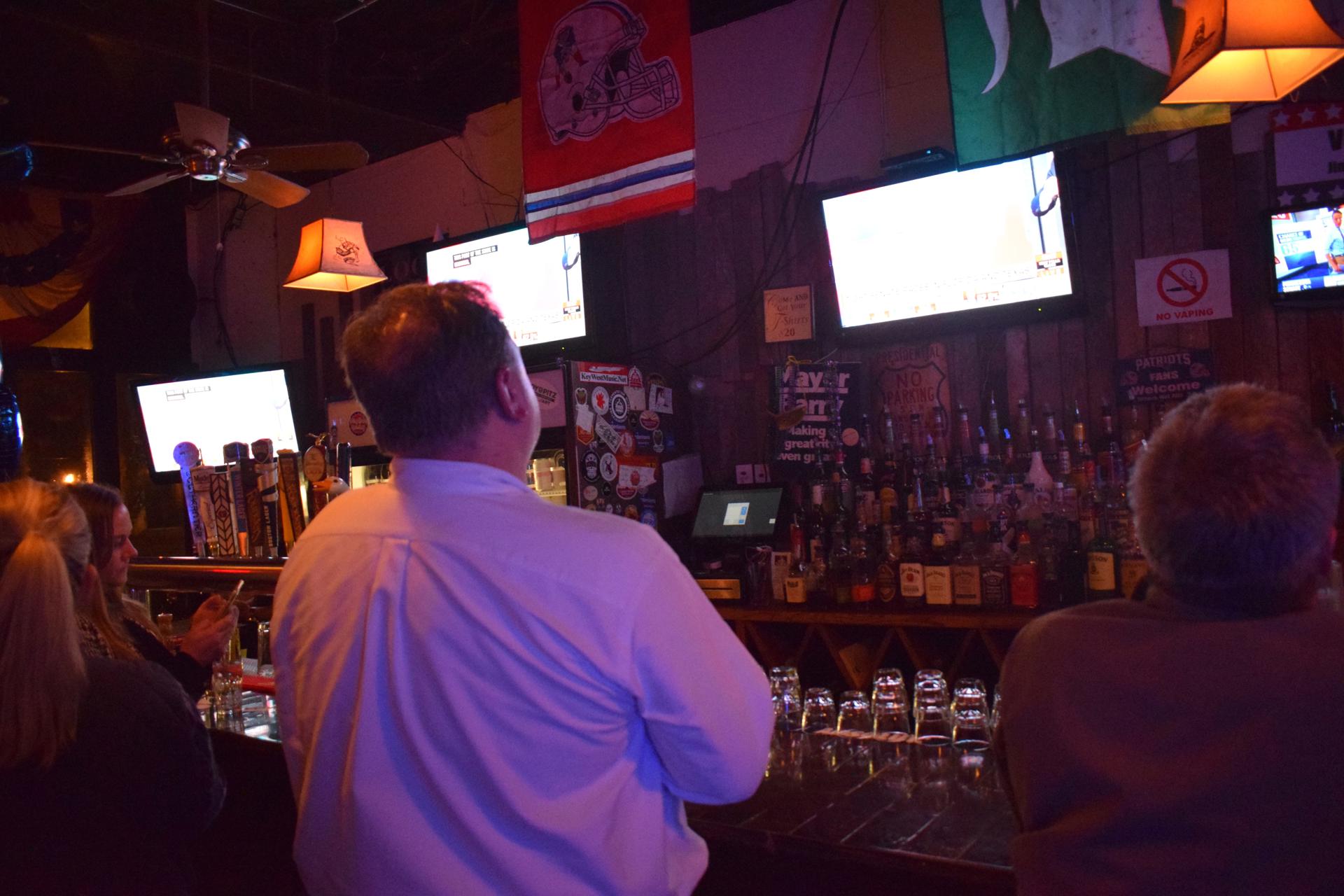 Bares de Washington ofrecen ofertas para trabajadores federales afectados por el cierre de Gobierno