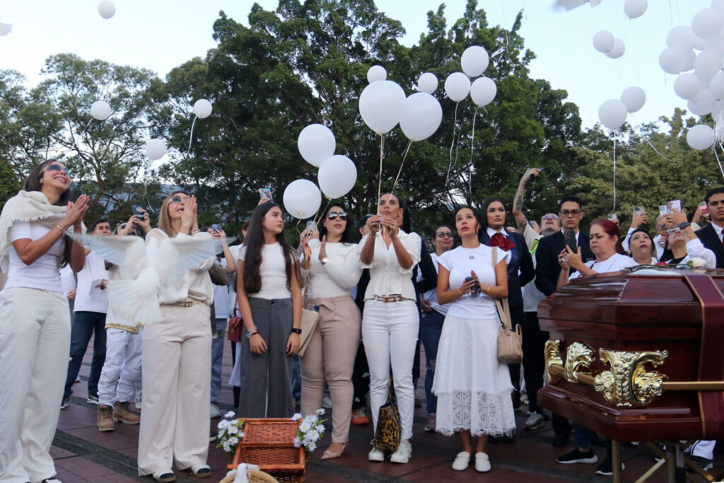 a30a8187edbdbcfc78bfa2f9fdc66380b27f0d40w-1024x683-1 Despiden al cantante B King, asesinado en México, en un funeral con globos y palomas blancas - a30a8187edbdbcfc78bfa2f9fdc66380b27f0d40w-1024x683