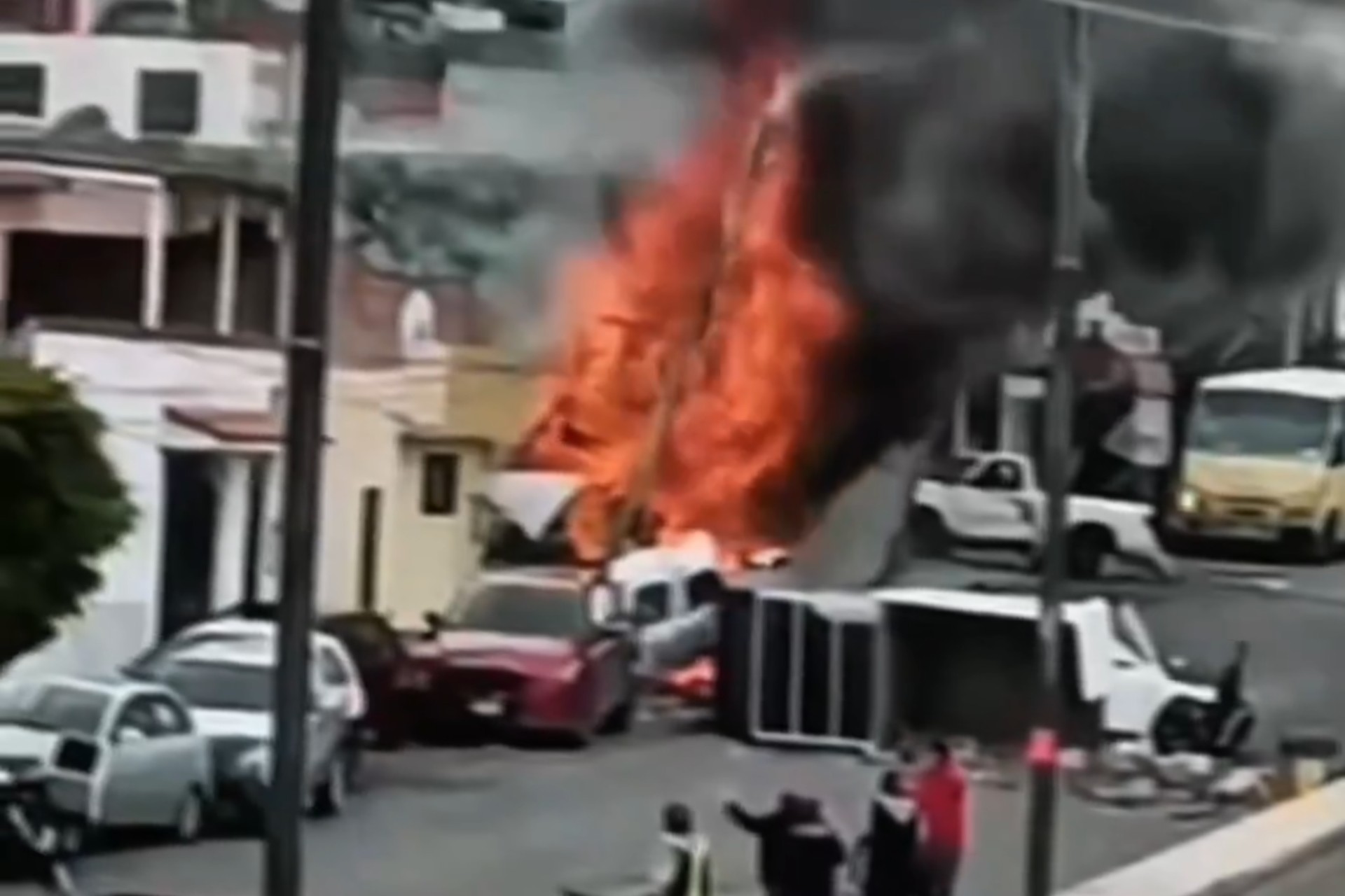 Tráiler impacta contra vehículos y causa incendio en San Juan del Rio, Querétaro