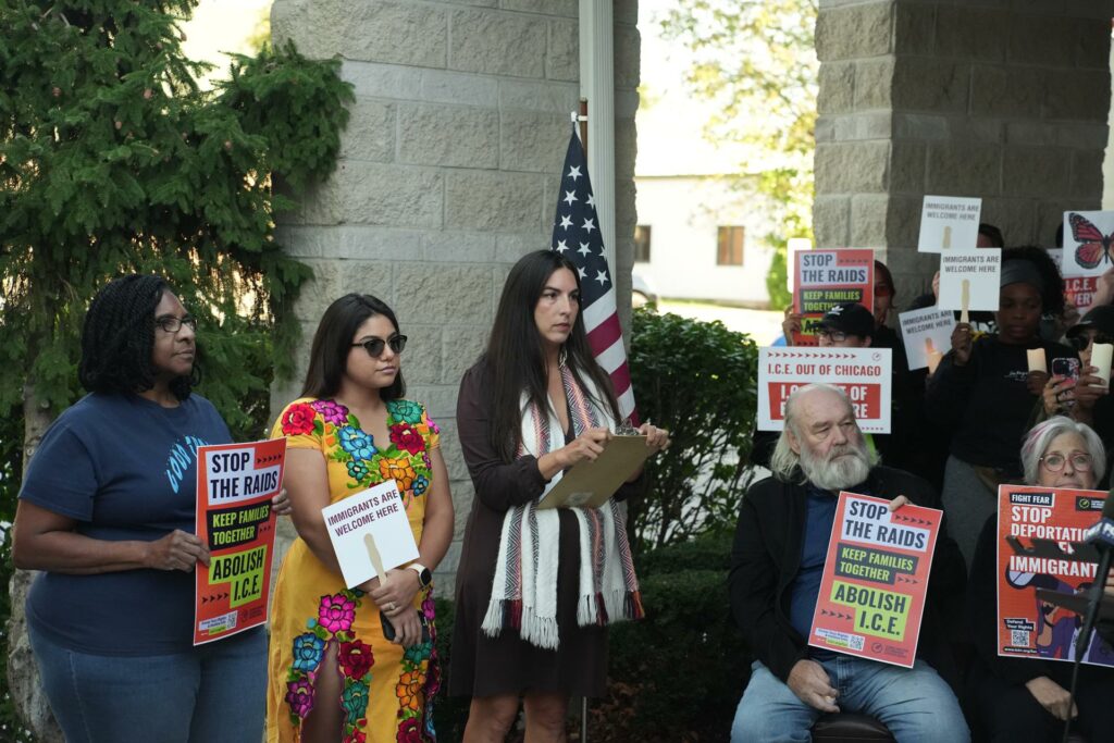 ddf0408c20ba74cf1479aff5d1d1c445c050ea23w-1024x683-1 Las tácticas de ICE que atemorizan los suburbios de Chicago: helicópteros y botes de humo - ddf0408c20ba74cf1479aff5d1d1c445c050ea23w-1024x683