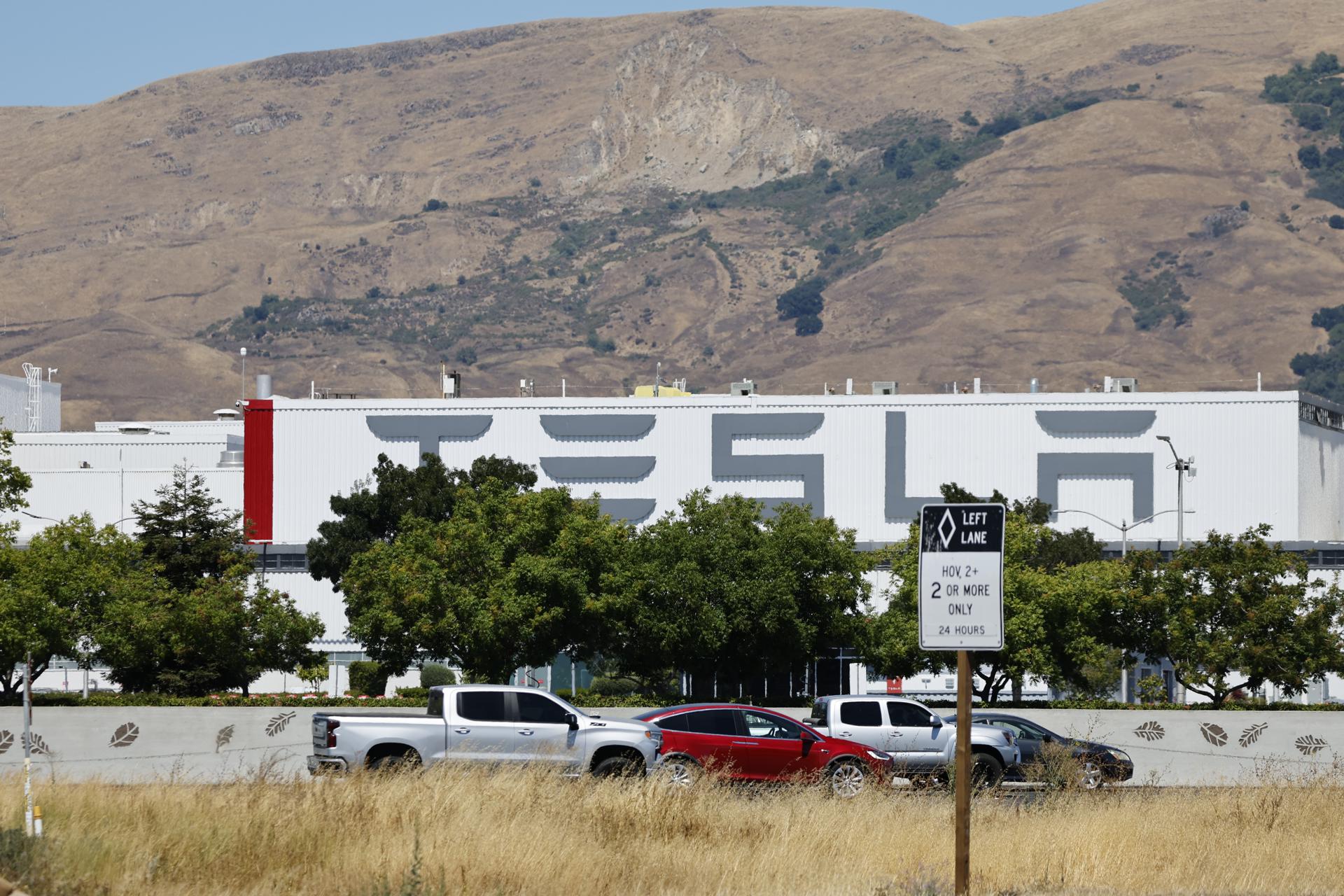 Demandan a Tesla por la muerte de dos jóvenes atrapados en una Cybertruck tras un choque