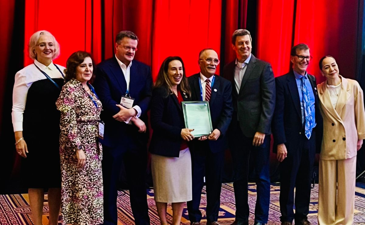 TecSalud recibe premio internacional por su programa de Oxigenación por Membrana Extracorpórea