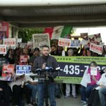 Las tácticas de ICE que atemorizan los suburbios de Chicago: helicópteros y botes de humo Las tácticas de ICE que atemorizan los suburbios de Chicago: helicópteros y botes de humo