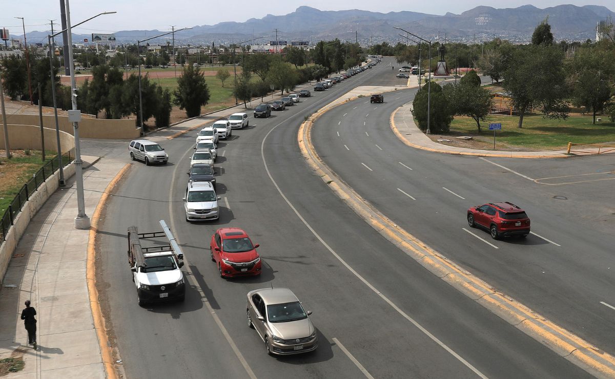 fila-en-el-puente-internacional-cordova-de-las-americas-de-ciudad-juarez-para-cruzar-a-estados-unidos Cierre de gobierno en EE.UU. provoca largas filas en cruces fronterizos de México - fila-en-el-puente-internacional-cordova-de-las-americas-de-ciudad-juarez-para-cruzar-a-estados-unidos