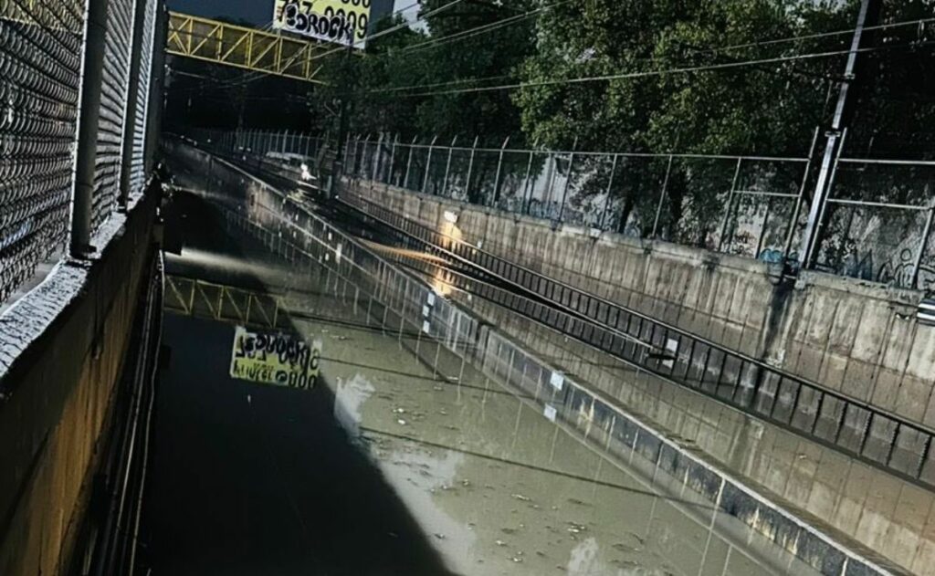 Lluvias extremas y exceso de basura desbordan el drenaje de Ciudad de México - inundacion-de-vias-del-metro-cdmx-en-linea-a-1024x631