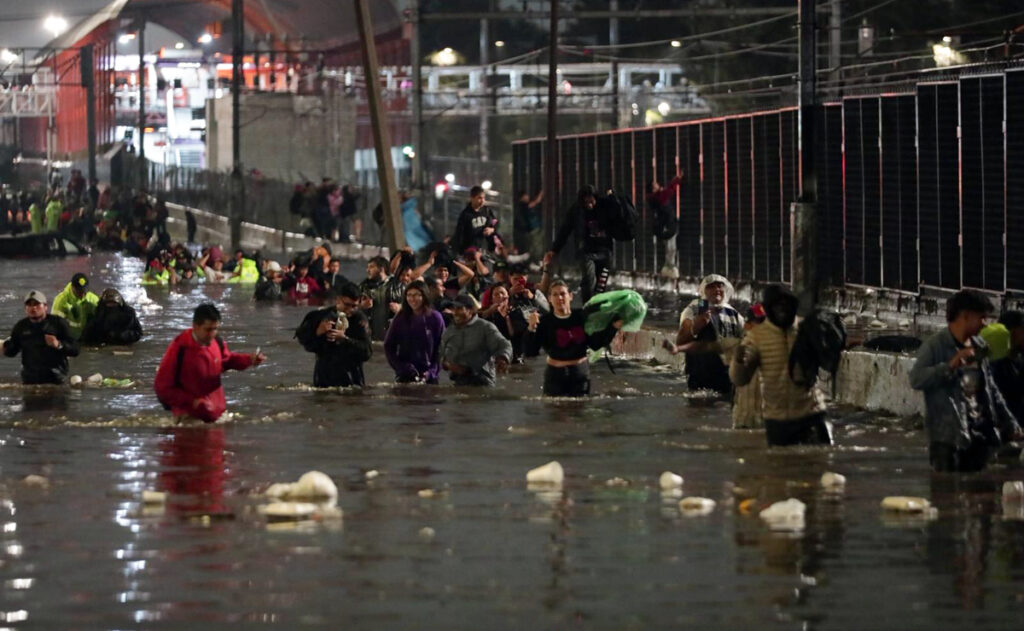 Lluvias extremas y exceso de basura desbordan el drenaje de Ciudad de México - inundacion-en-iztapalapa-por-fuertes-lluvias-1024x631