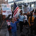 Juez impide al ICE enviar a cárceles para adultos a migrantes que entraron como menores no acompañados a EE.UU. y cumplen 18 años