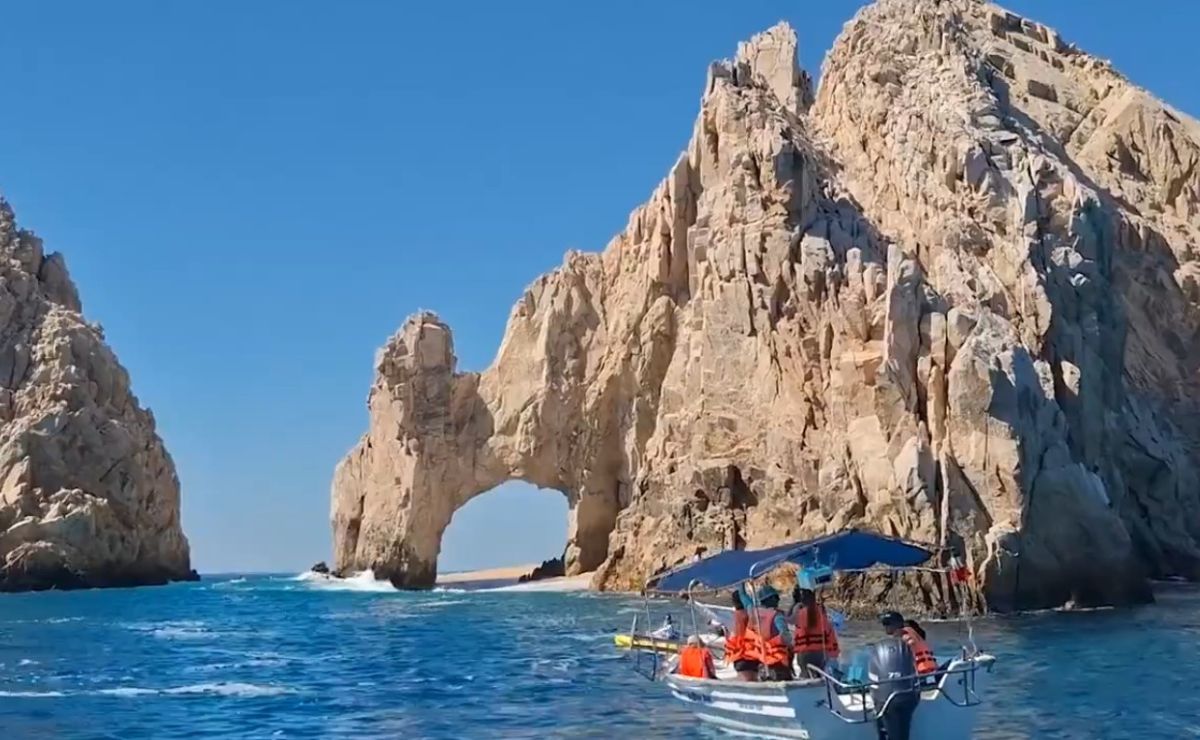 Video: Reaparece playa bajo Arco de Cabo San Lucas; personas quedan atrapadas