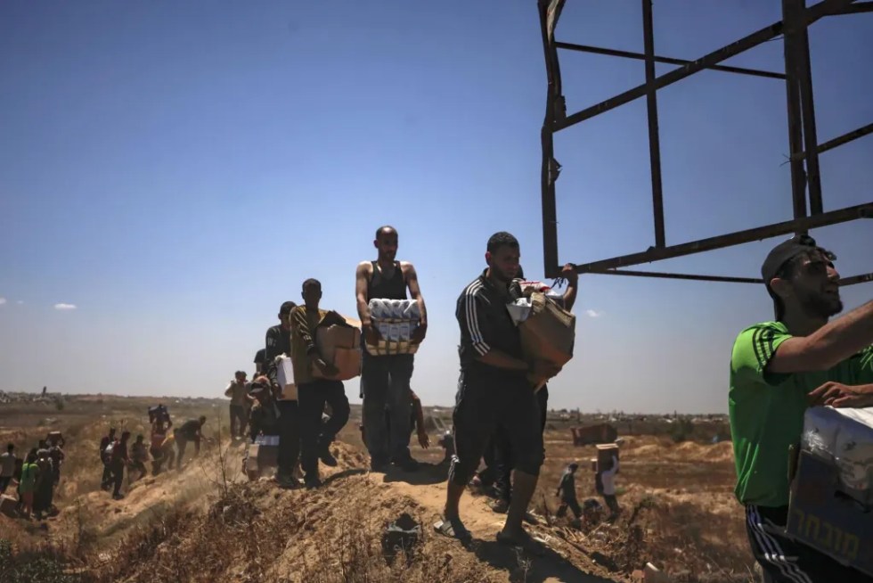 Palestinos transportan suministros de ayuda recibidos de la Fundación Humanitaria de Gaza, en una imagen de archivo.