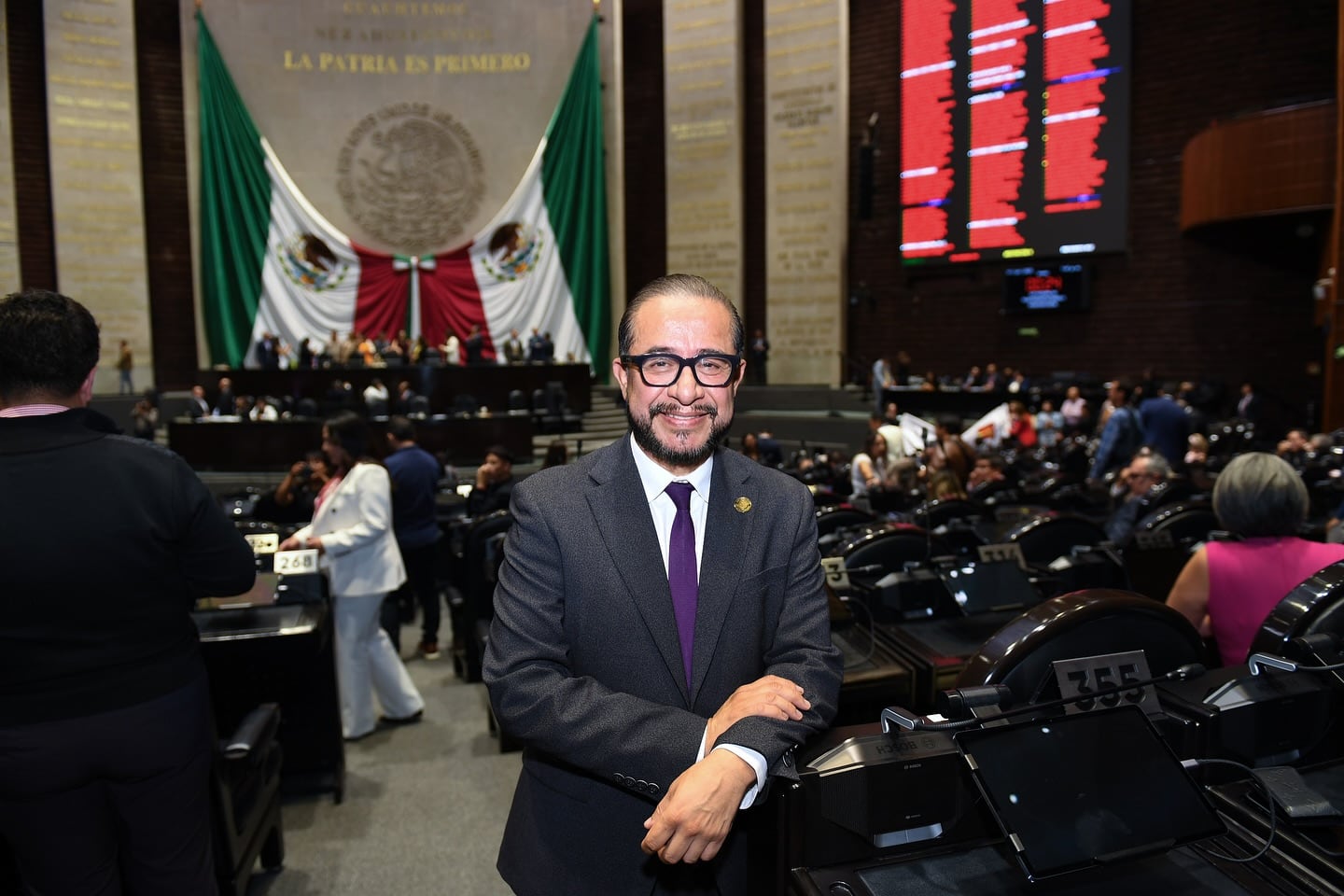 Hugo Éric Flores, diputado de Morena