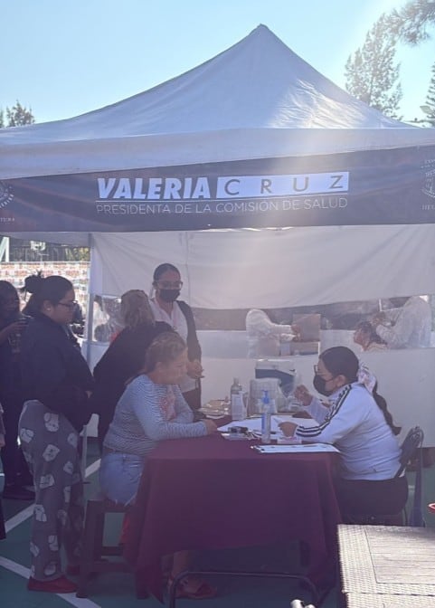 Critican a diputada de Morena por promoción durante jornada de vacunación