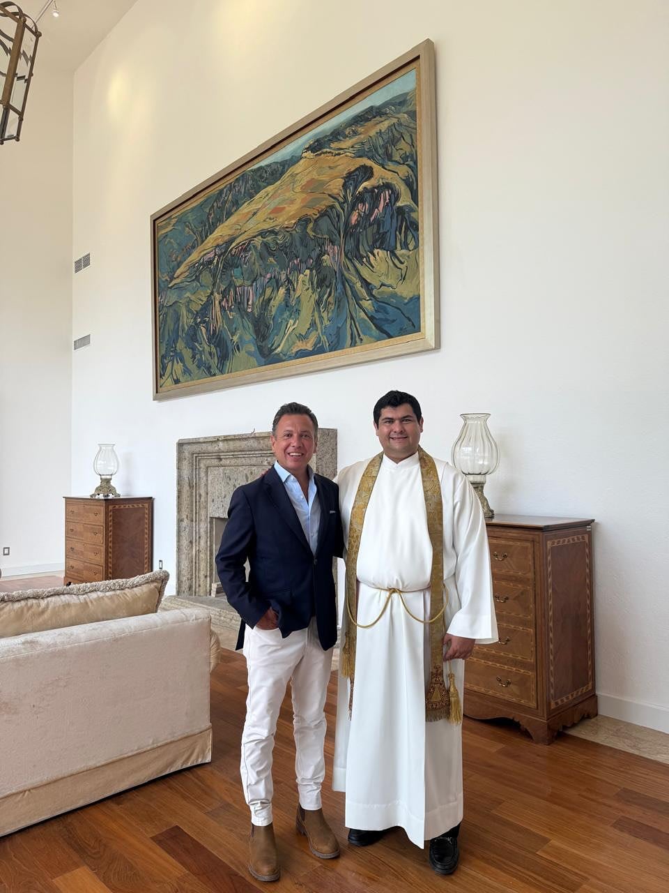 Padre Lolo junto al gobernador Pablo Lemus de Jalisco