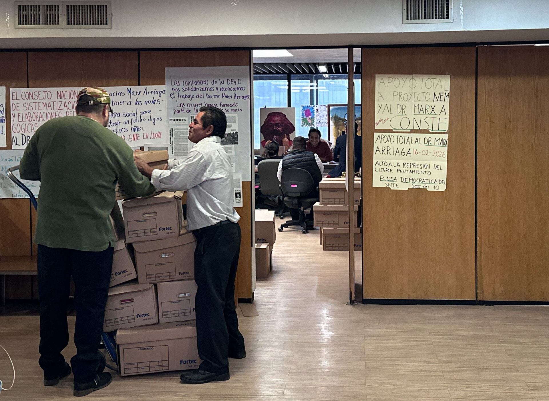 Desalojan oficina de Marx Arriaga en la SEP pese a negativa