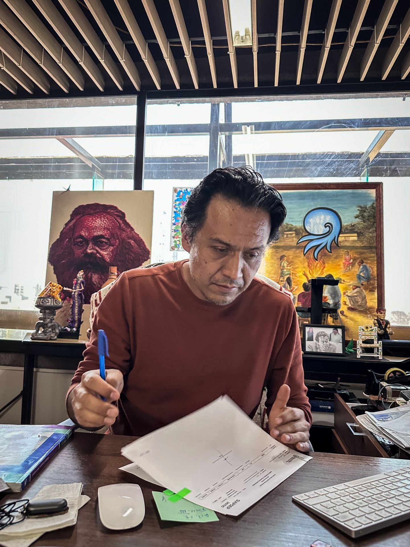 Desalojan oficina de Marx Arriaga en la SEP pese a negativa