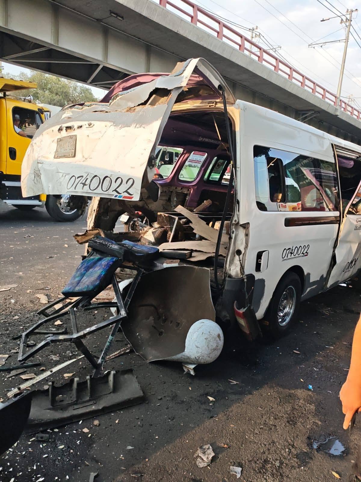 Combi explota en Calzada Ermita-Iztapalapa