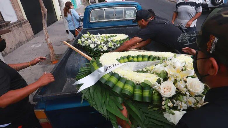 3rg24jltobbbldtw2yzo4eyvhu Sorprenden coronas de flores en el funeral de El Mencho