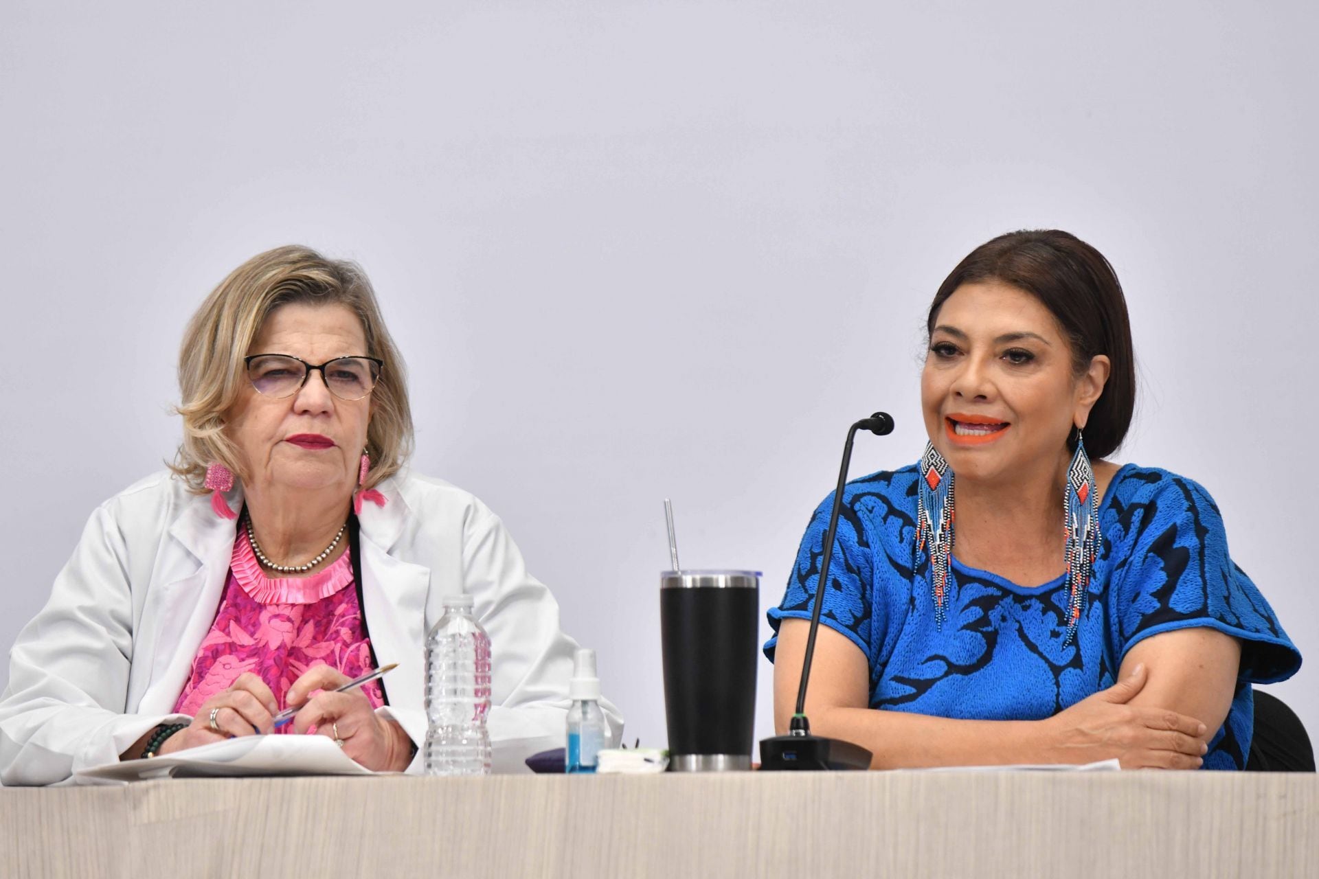 Nadine Gasman y Clara Brugada en conferencia por el cáncer de mama