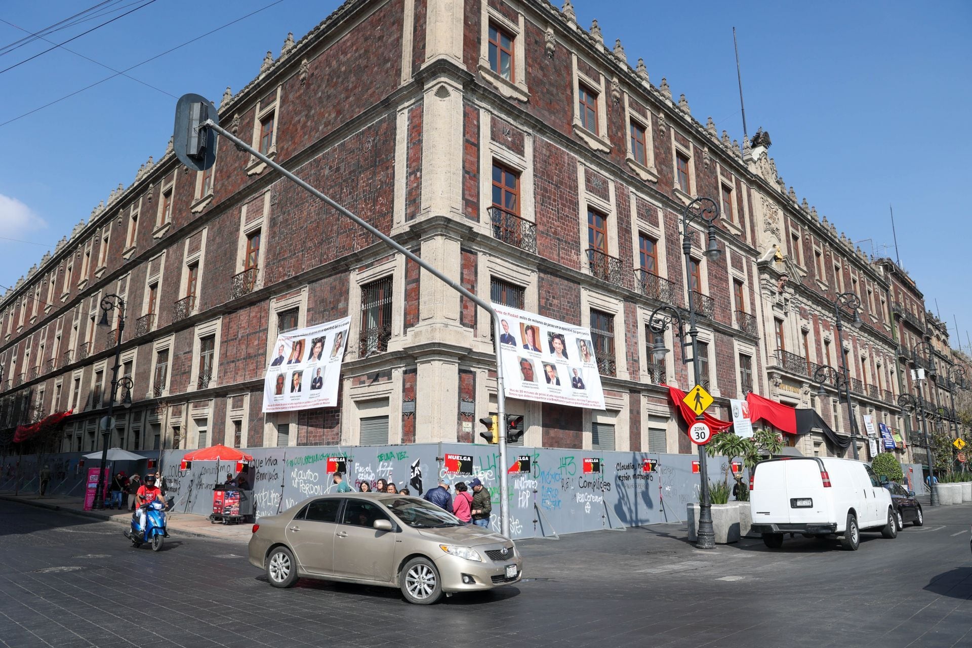 bkaqjfzb6vfbfhtqe3et3456ze Trabajadores de Monte de Piedad están en huelga.