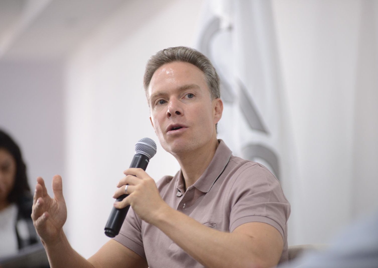 Manuel Velasco se imagina como el caballo negro de Morena