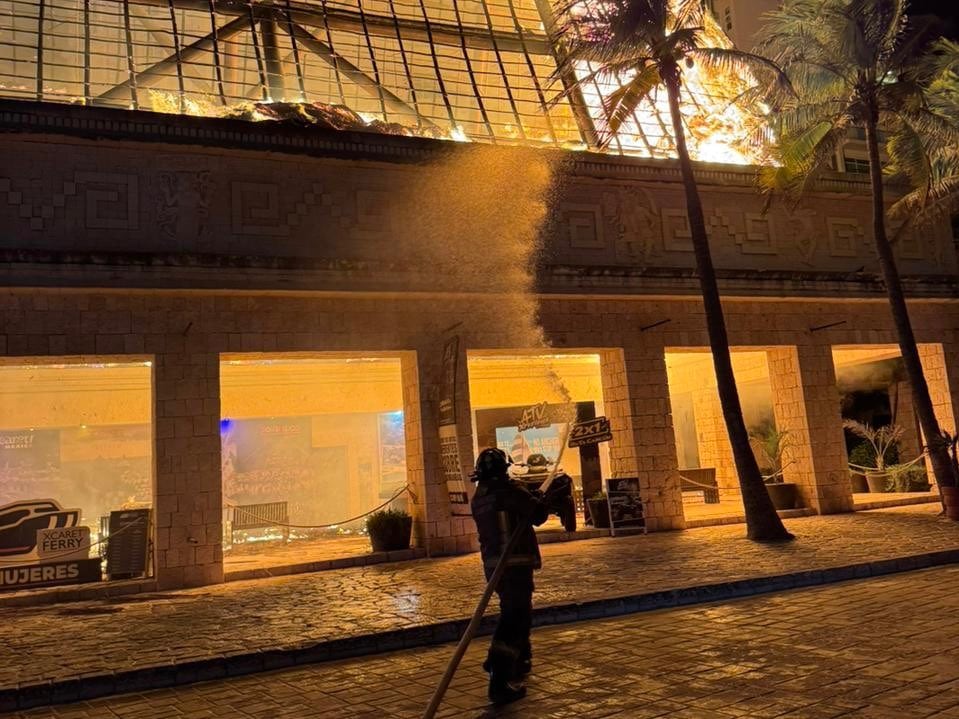 iygj3ye2i5cx7euhts5fjzpzdu Incendio en oficinas de Grupo Xcaret en Cancún.