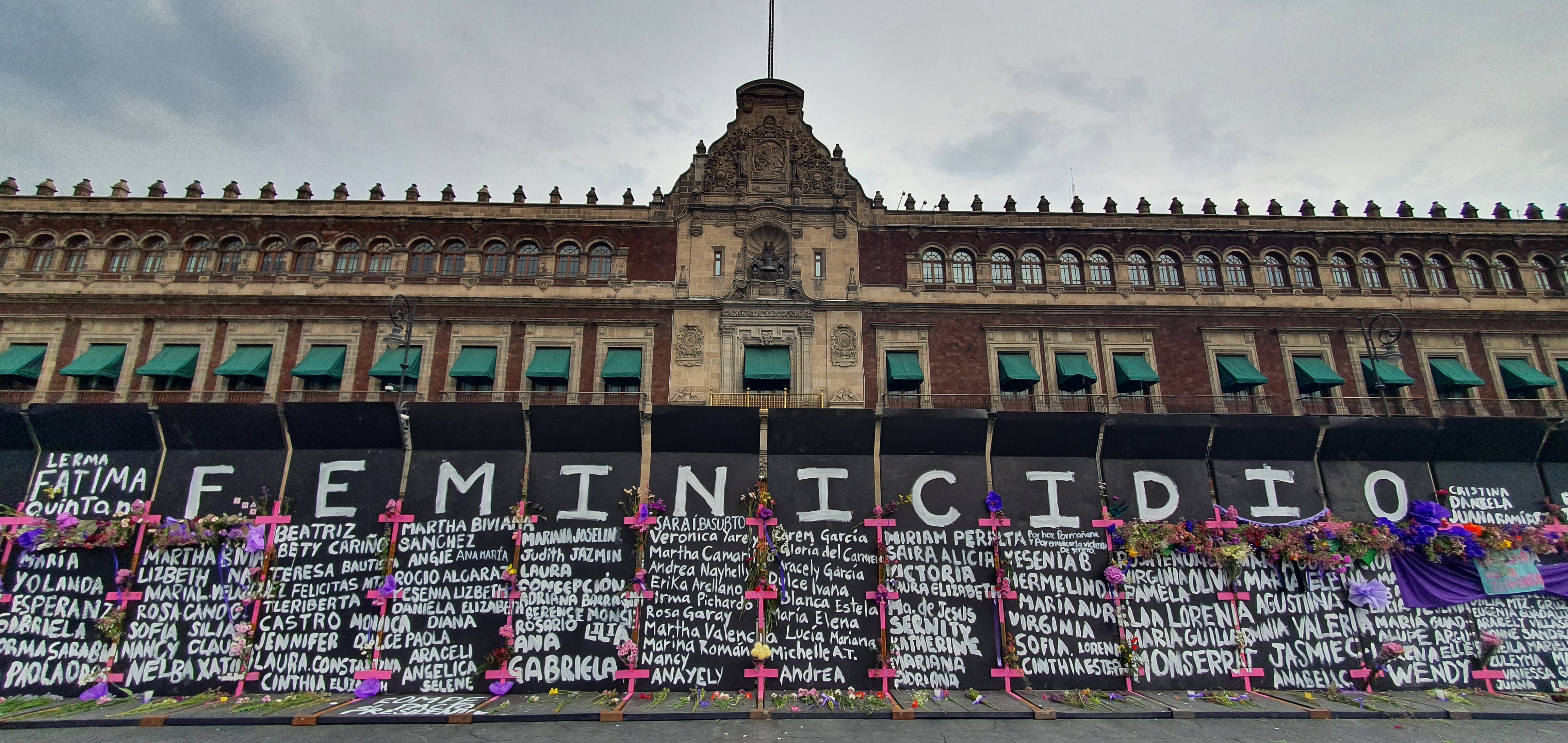 Muro con flores en Palacio Nacional