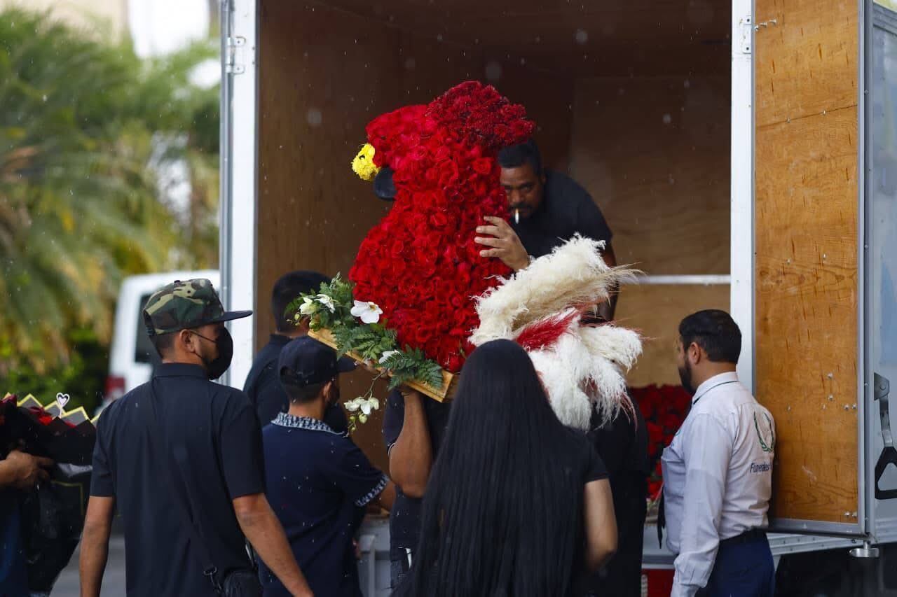 mvgjtzeoc5ah3pn24pg2nfxmfe Sorprenden coronas de flores en el funeral de El Mencho