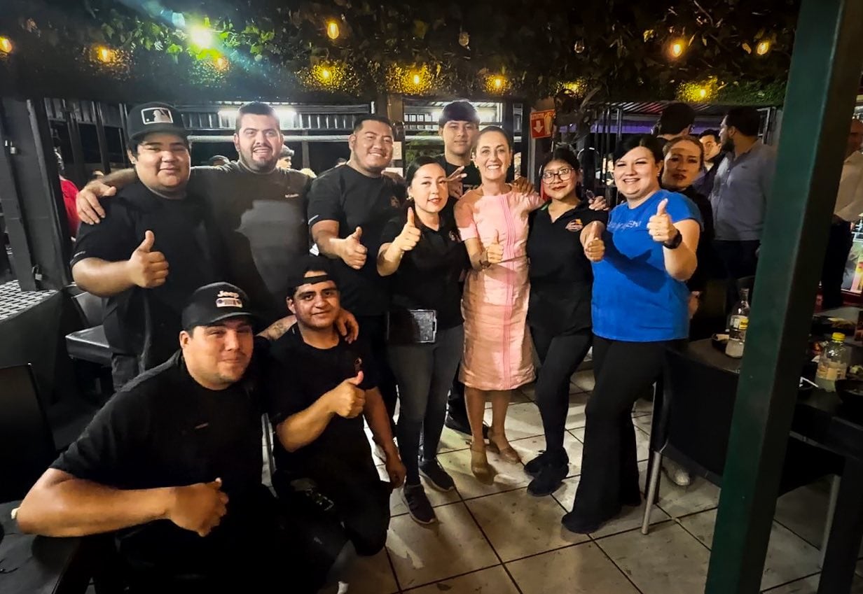 Claudia Sheinbaum come tacos en Taquería Los Perrones durante gira en BCS