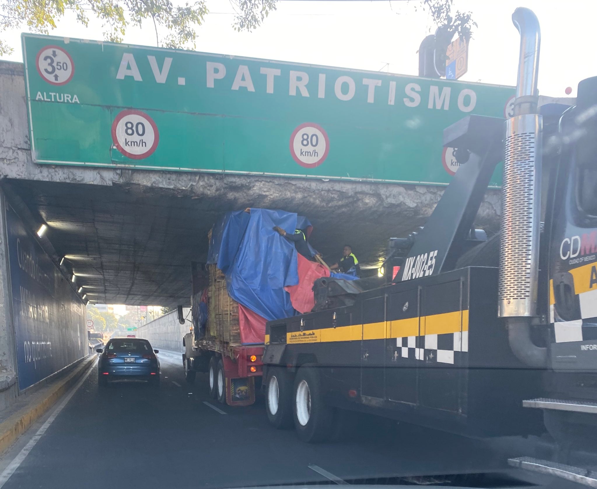Un camión quedó atorado y genera caos vial en CDMX