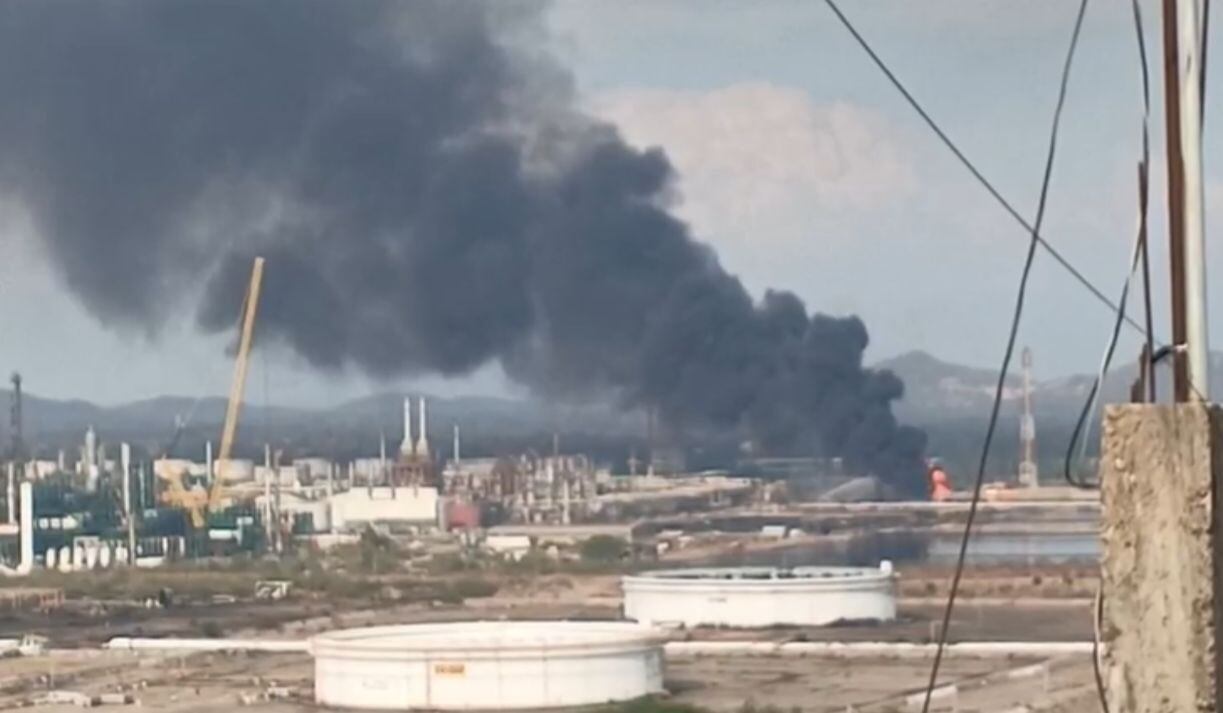 Incendio en refinería de Pemex en Salina Cruz alarma a la zona