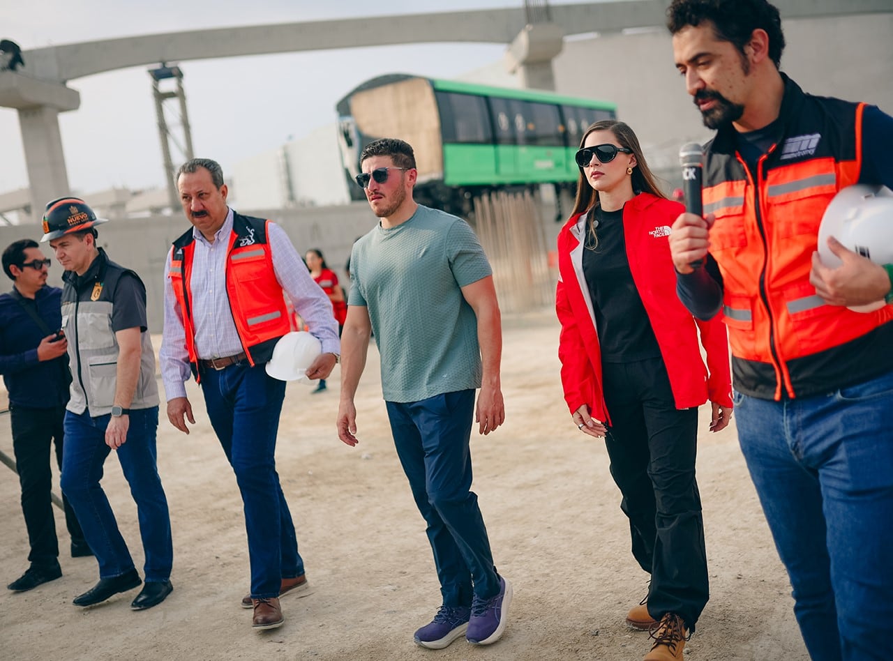 Samuel García y Mariana Rodríguez en el Metro de Monterrey