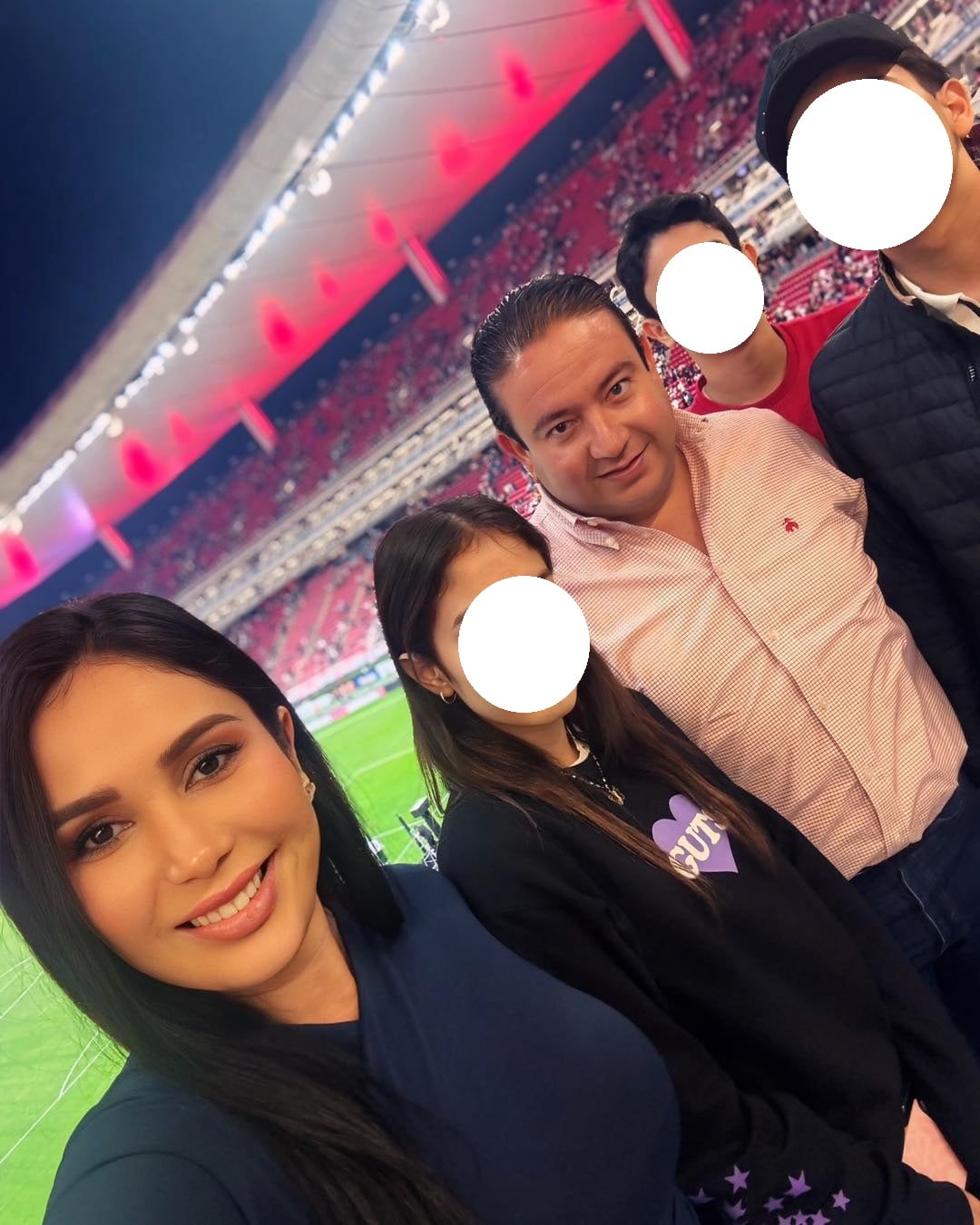 Gustavo Robles Martínez y su esposa con sus hijos.