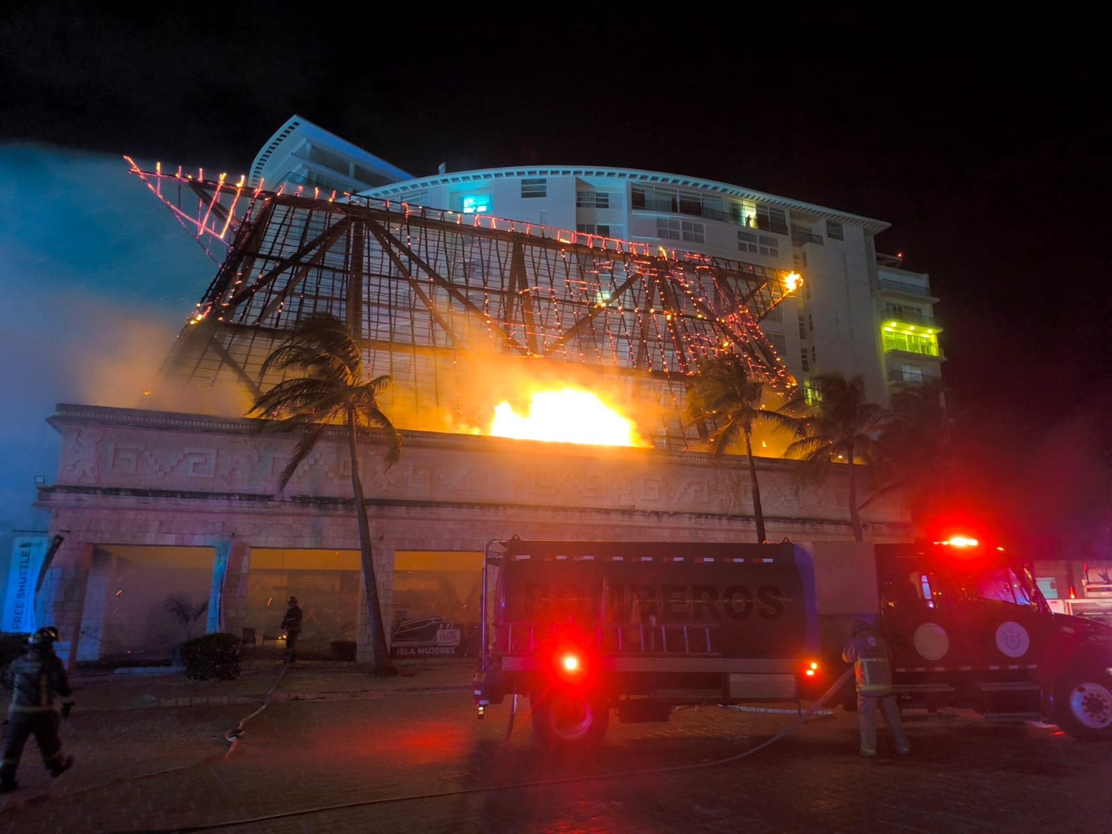 shfz7bjmhbcfdnywmm2zoy4uii Incendio en oficinas de Grupo Xcaret en Cancún.