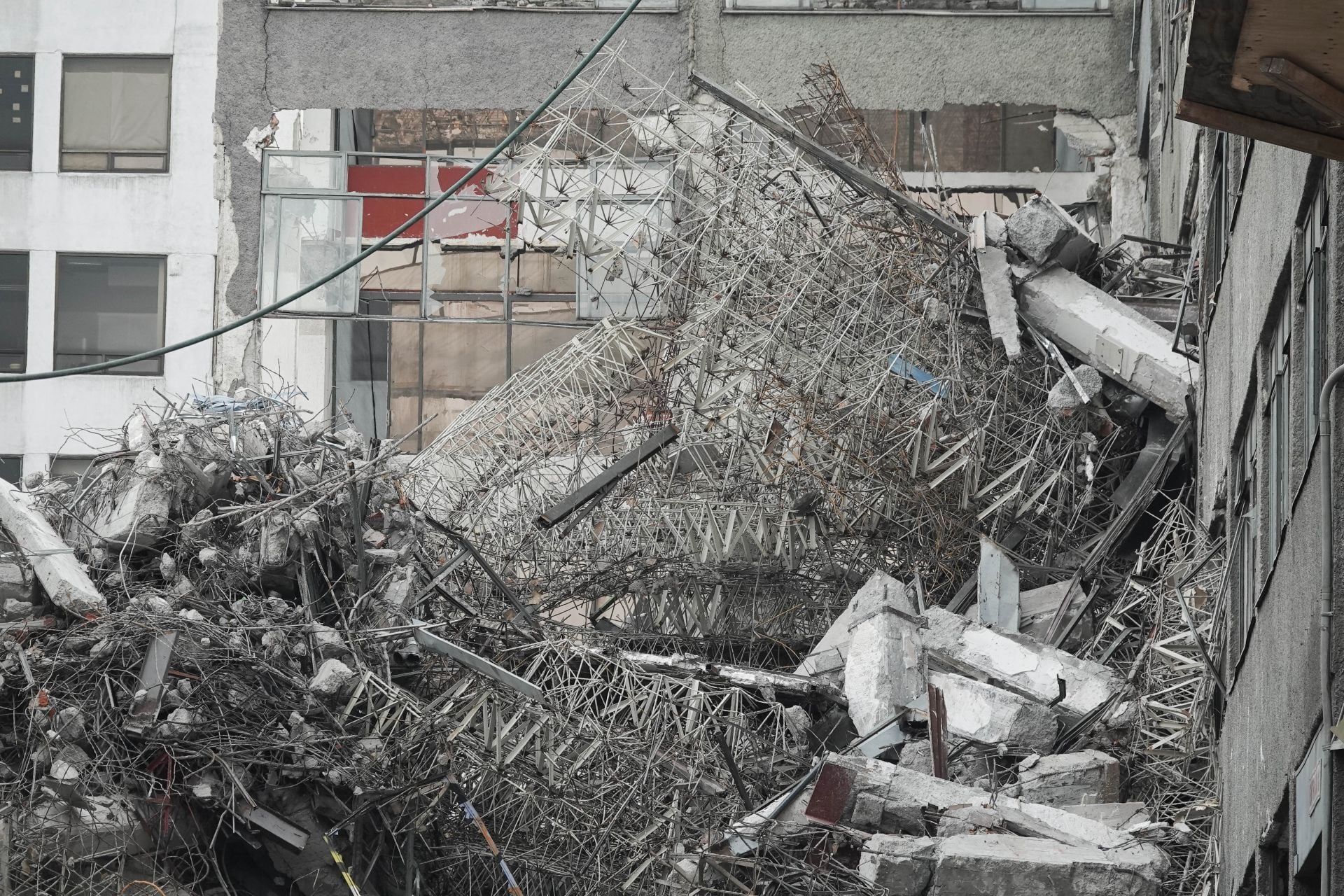 Derrumbe en calzada San Antonio Abad deja el primer muerto.