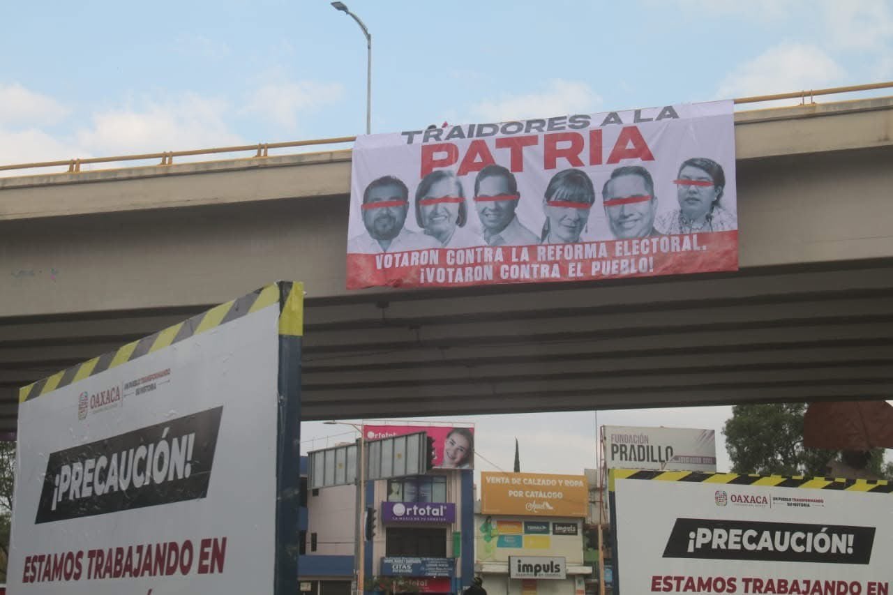 Mantas colgadas en Oaxaca con diputados federales del PVEM y PT exhibidos por no votar la reforma electoral.