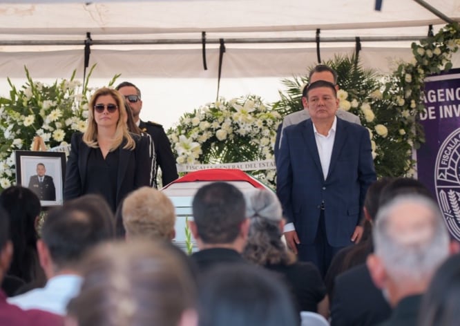 Maru Campos asiste a  homenaje póstumo de Pedro Román Oseguera y Manuel Genaro Méndez de la AEI
