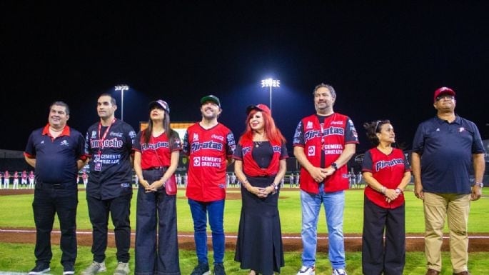 Abuchean a Layda Sansores durante evento de beisbol en Campeche
