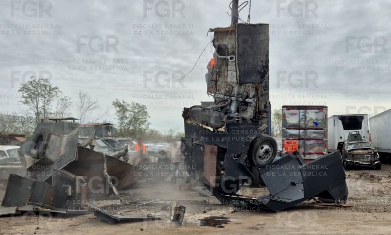 FGR destruye 18 vehículos con blindaje artesanal en Tamaulipas.