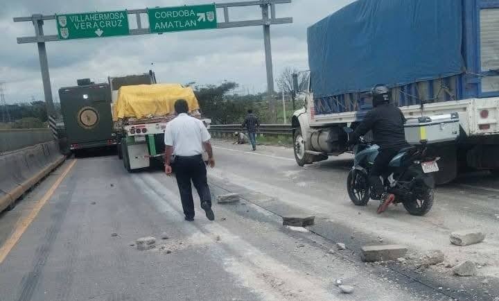 Muere repartidor tras choque de tráiler en autopista Córdoba-Veracruz