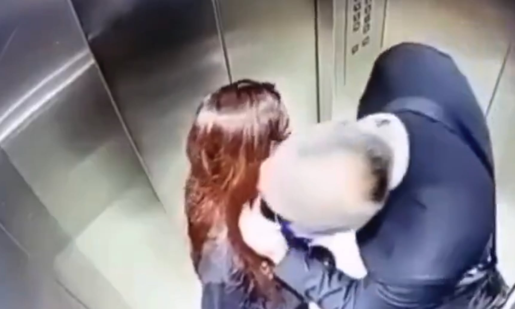 Caso de Edith Guadalupe. Hombre mayor y una joven en el elevador del edificio