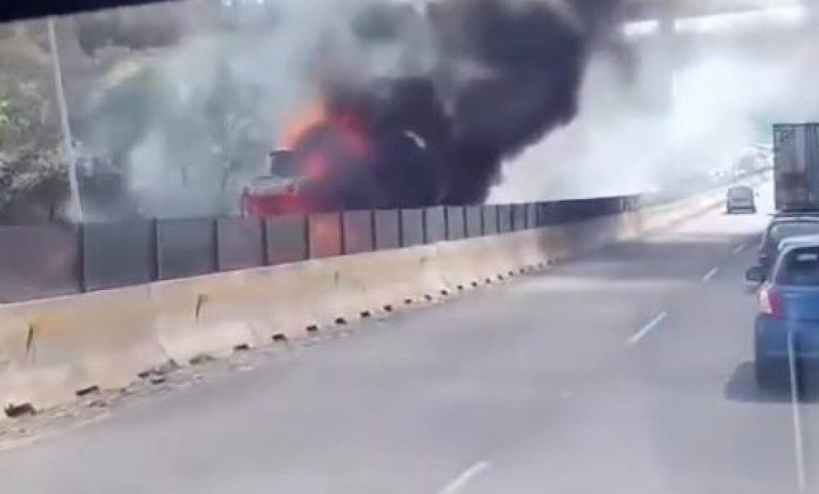 Tráiler en llamas en Chamapa-La Venta provoca cierre vial en Naucalpan