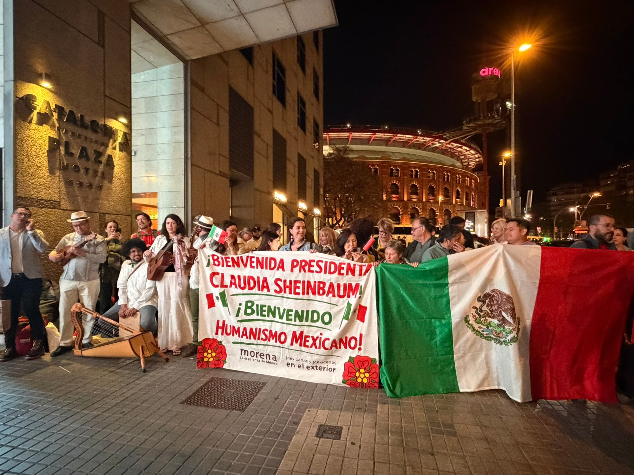 Reciben a Claudia Sheinbaum con apoyo en Barcelona